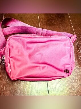 lululemon Everywhere Belt Bag Large 2L - Burgundy